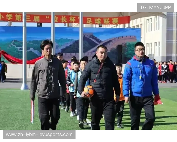 足球边裁旗在比赛中如何通过标准旗语确保越位判罚正确执行